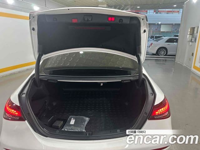 Mercedes-Benz E-Class 2021 — ფოტო 18/20