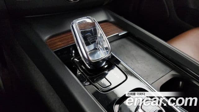 Volvo XC60 2021 — Şəkil 9/20