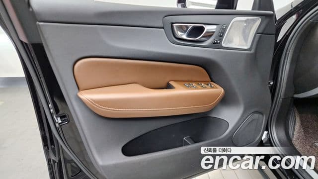 Volvo XC60 2021 — Photo 2/35