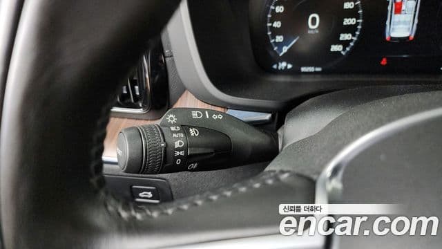Volvo XC60 2021 — Photo 1/35