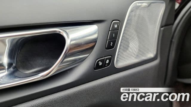 Volvo XC60 2021 — Photo 29/35