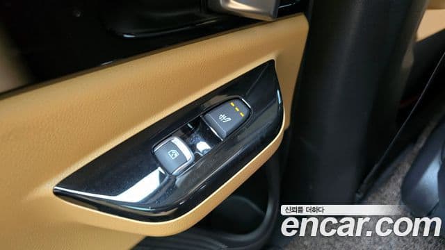 Kia Carnival 2021 — ფოტო 19/20