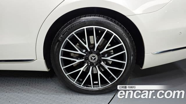 Mercedes-Benz S-Class 2022 — Photo 32/33
