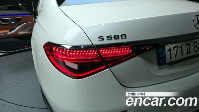 Mercedes-Benz S-Class 2022 — Photo 18/33