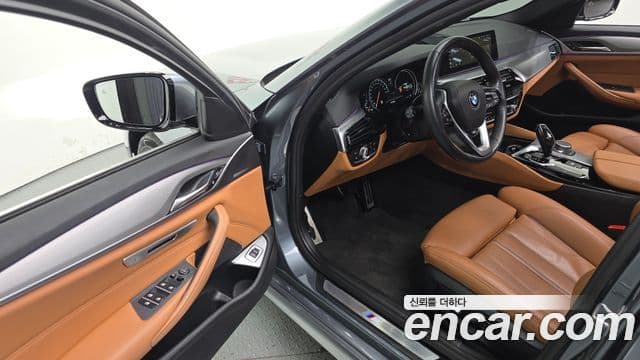BMW 5 Series 2018 — Фото 13/20