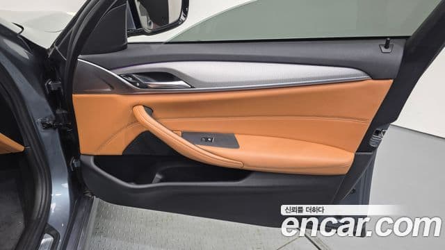 BMW 5 Series 2018 — Photo 15/32