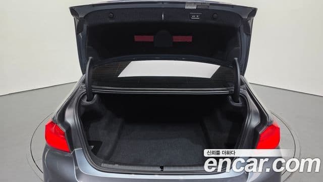 BMW 5 Series 2018 — Photo 9/32