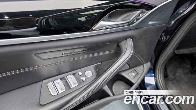 BMW 5 Series 2019 — Фото 19/20