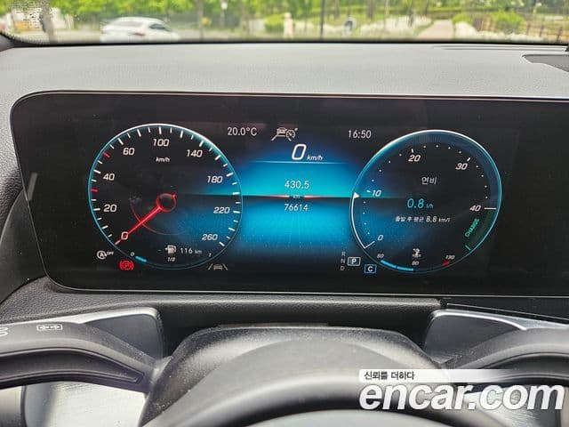Mercedes-Benz GLB-Class 2021 — Photo 16/20