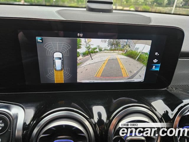 Mercedes-Benz GLB-Class 2021 — Photo 14/20