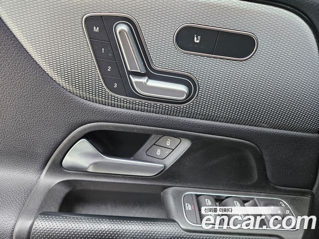 Mercedes-Benz GLB-Class 2021 — Photo 18/20
