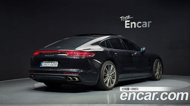 Porsche Panamera 2018 — ფოტო 2/20