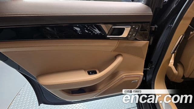 Porsche Panamera 2018 — Photo 27/38