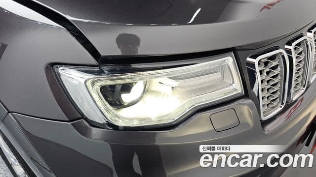 Jeep Grand Cherokee 2018 — ფოტო 29/33
