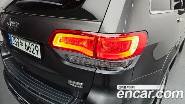 Jeep Grand Cherokee 2018 — ფოტო 17/33