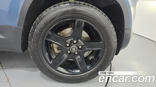 Land Rover Defender 2023 — Photo 28/32