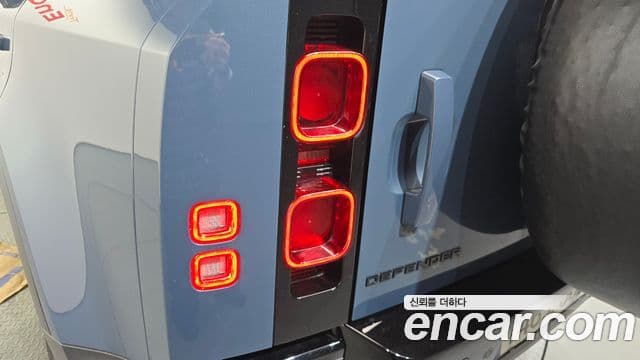 Land Rover Defender 2023 — Photo 32/32