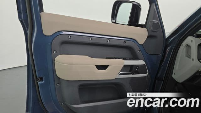 Land Rover Defender 2023 — Photo 16/32