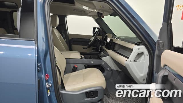 Land Rover Defender 2023 — Photo 18/32
