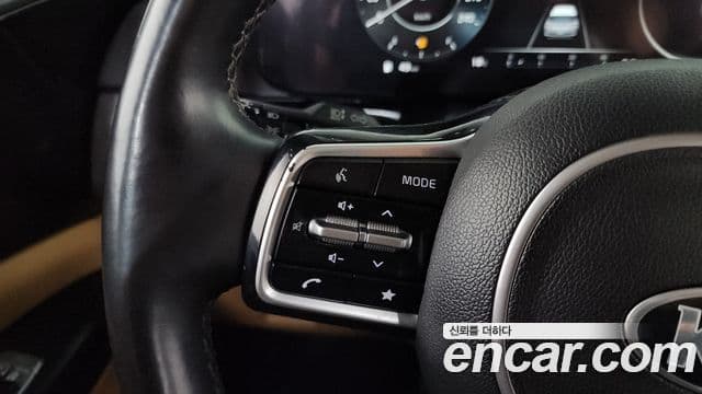 Kia Carnival 2021 — ფოტო 15/20