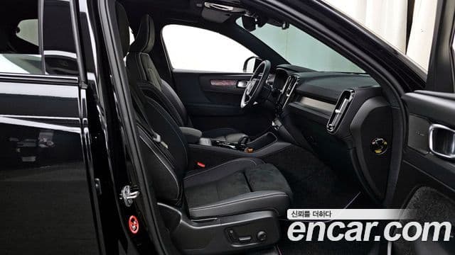 Volvo XC40 2025 — Şəkil 8/20