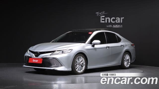 Toyota Camry 2018 — ფოტო 1/20