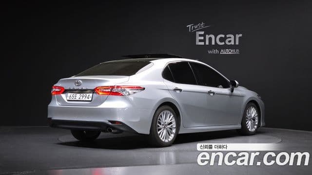 Toyota Camry 2018 — ფოტო 2/20
