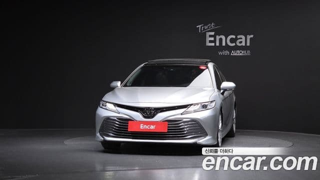 Toyota Camry 2018 — ფოტო 3/20