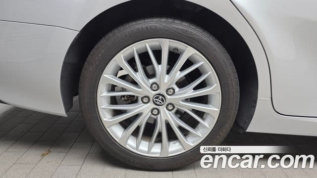 Toyota Camry 2018 — ფოტო 5/20