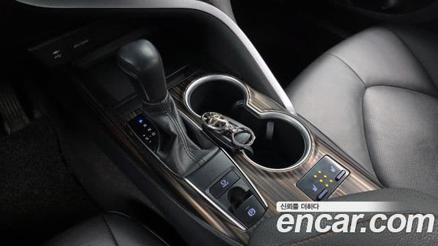 Toyota Camry 2018 — ფოტო 9/20