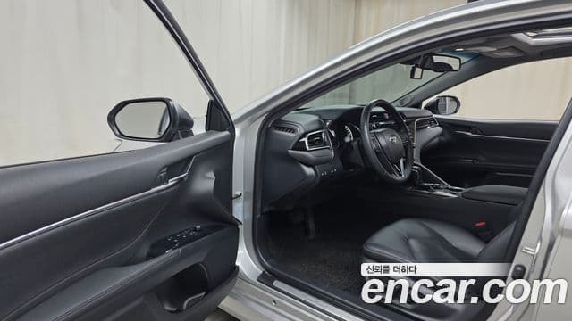 Toyota Camry 2018 — ფოტო 10/20