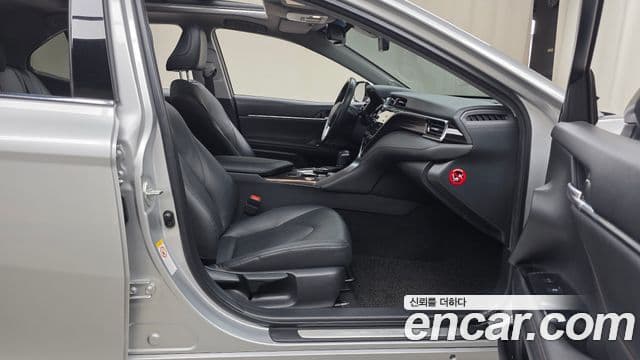 Toyota Camry 2018 — ფოტო 11/20