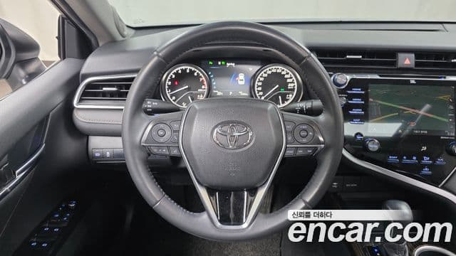 Toyota Camry 2018 — ფოტო 13/20