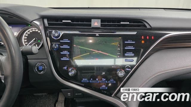 Toyota Camry 2018 — ფოტო 14/20