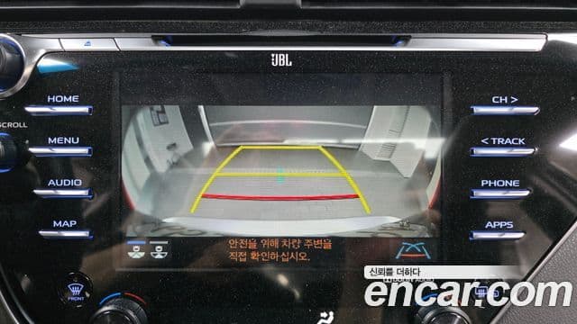 Toyota Camry 2018 — ფოტო 15/20