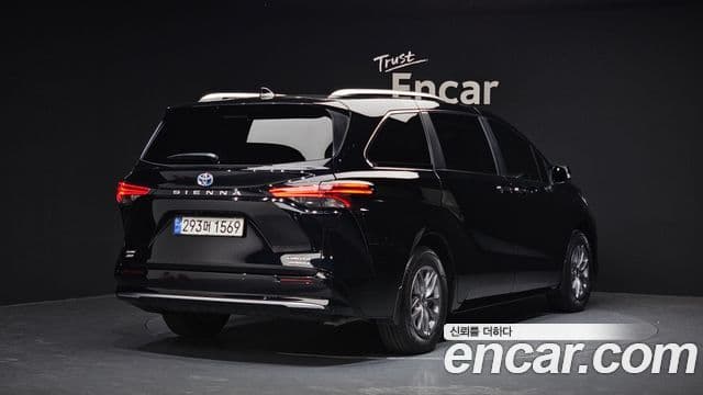 Toyota Sienna 2023 — ფოტო 2/20