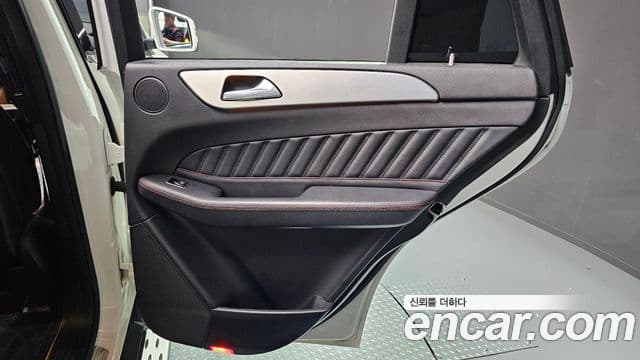 Mercedes-Benz GLE-Class 2018 — Şəkil 23/31