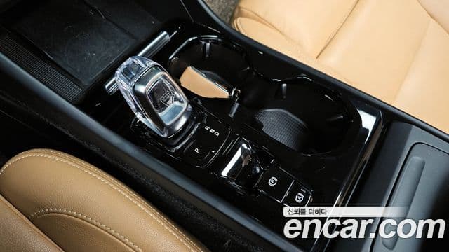 Volvo XC40 2019 — Şəkil 9/20