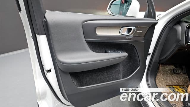 Volvo XC40 2019 — Photo 5/30