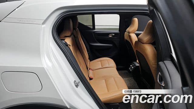 Volvo XC40 2019 — Photo 18/30