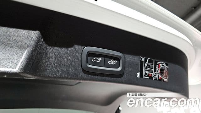 Volvo XC40 2019 — Photo 19/30