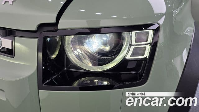 Land Rover Defender 2023 — ფოტო 7/36