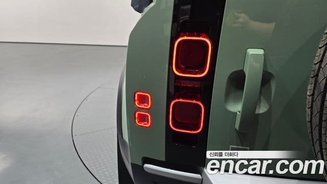 Land Rover Defender 2023 — ფოტო 29/36