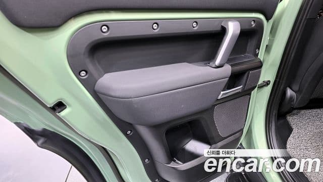 Land Rover Defender 2023 — ფოტო 25/36