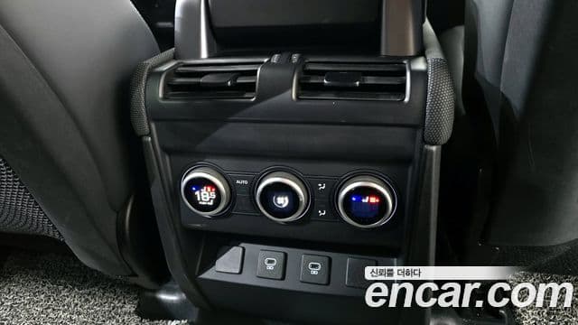 Land Rover Defender 2023 — ფოტო 18/36