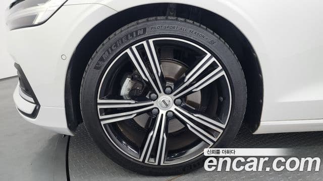 Volvo S60 2021 — ფოტო 5/20
