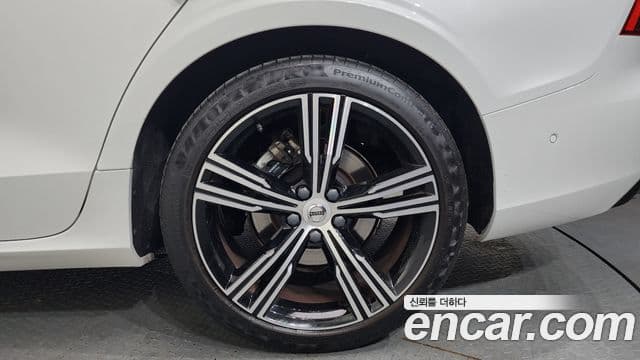 Volvo S60 2021 — Photo 9/39