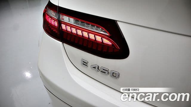 Mercedes-Benz E-Class 2021 — ფოტო 15/20