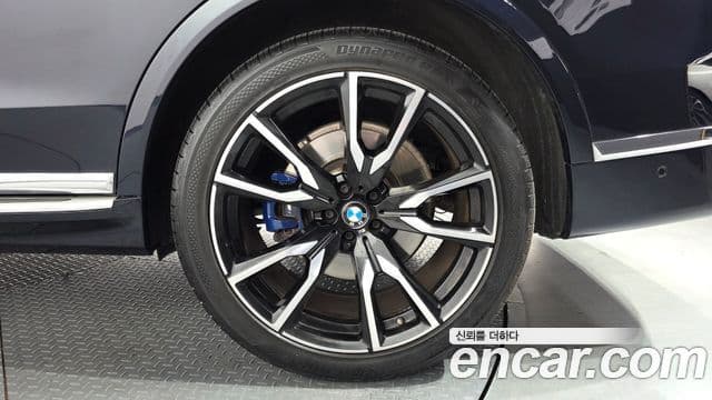 BMW X7 2021 — Photo 17/37