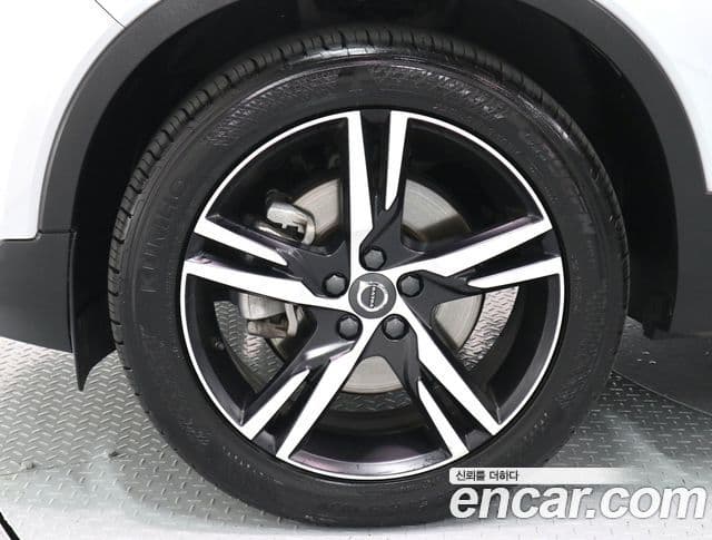 Volvo XC40 2020 — Şəkil 19/20